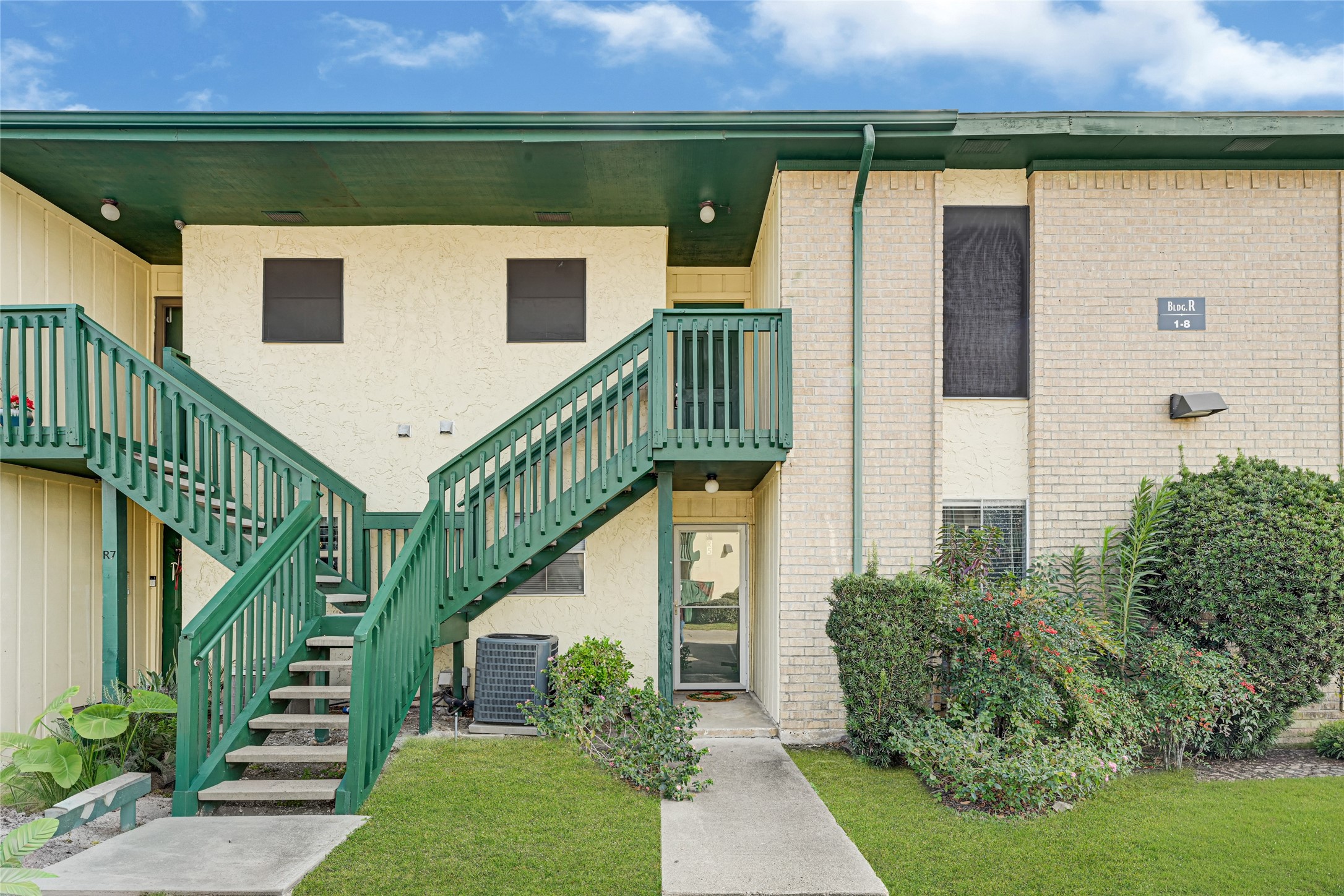 1516 Bay Area Boulevard, Unit R6 Houston, TX 77058 - Photo 1 of 21