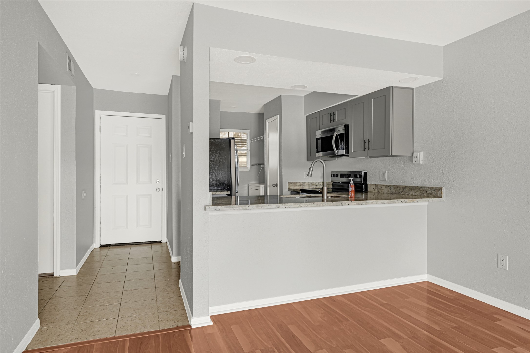 1516 Bay Area Boulevard, Unit R6 Houston, TX 77058 - Photo 4 of 21