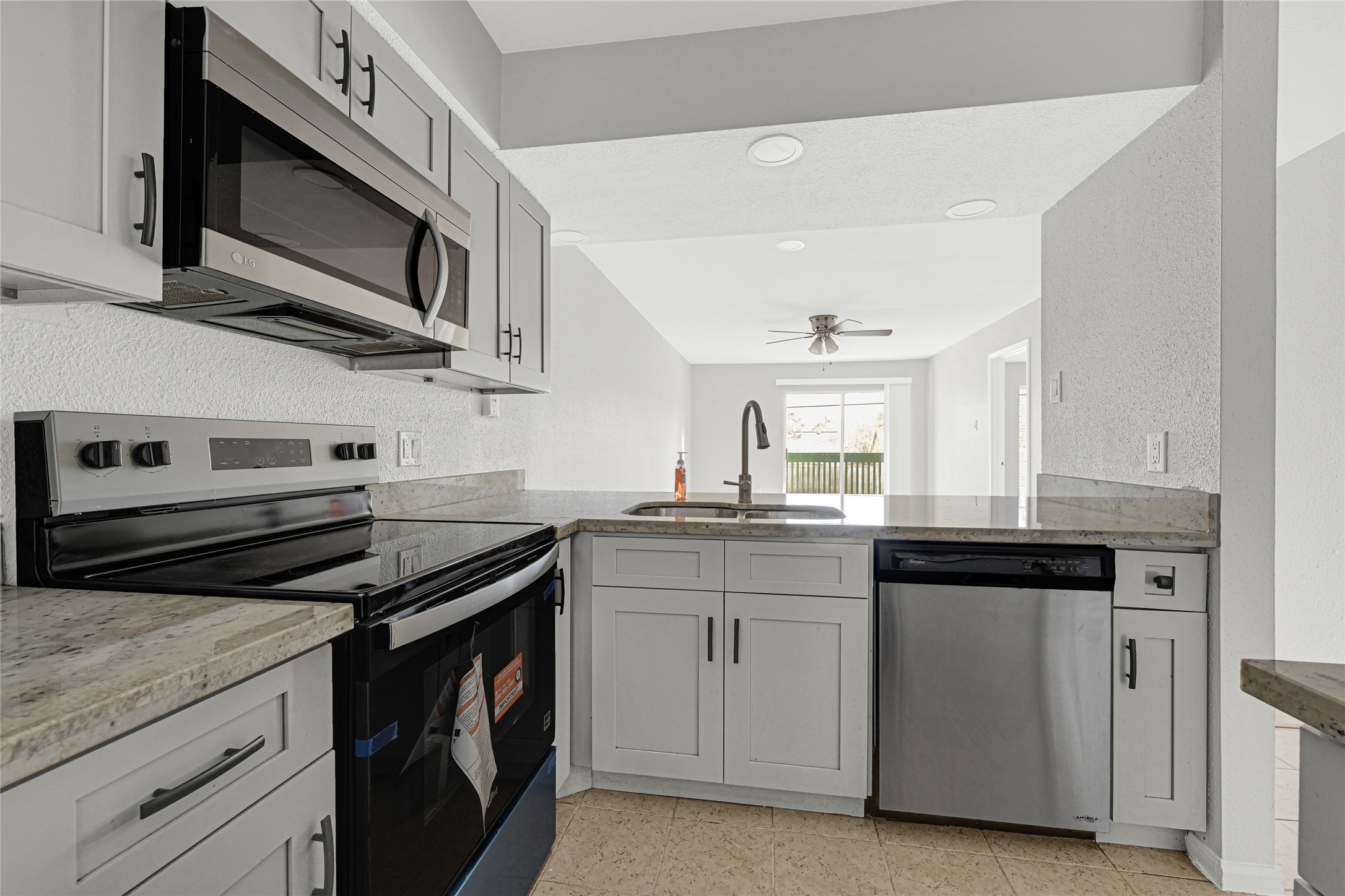 1516 Bay Area Boulevard, Unit R6 Houston, TX 77058 - Photo 7 of 21