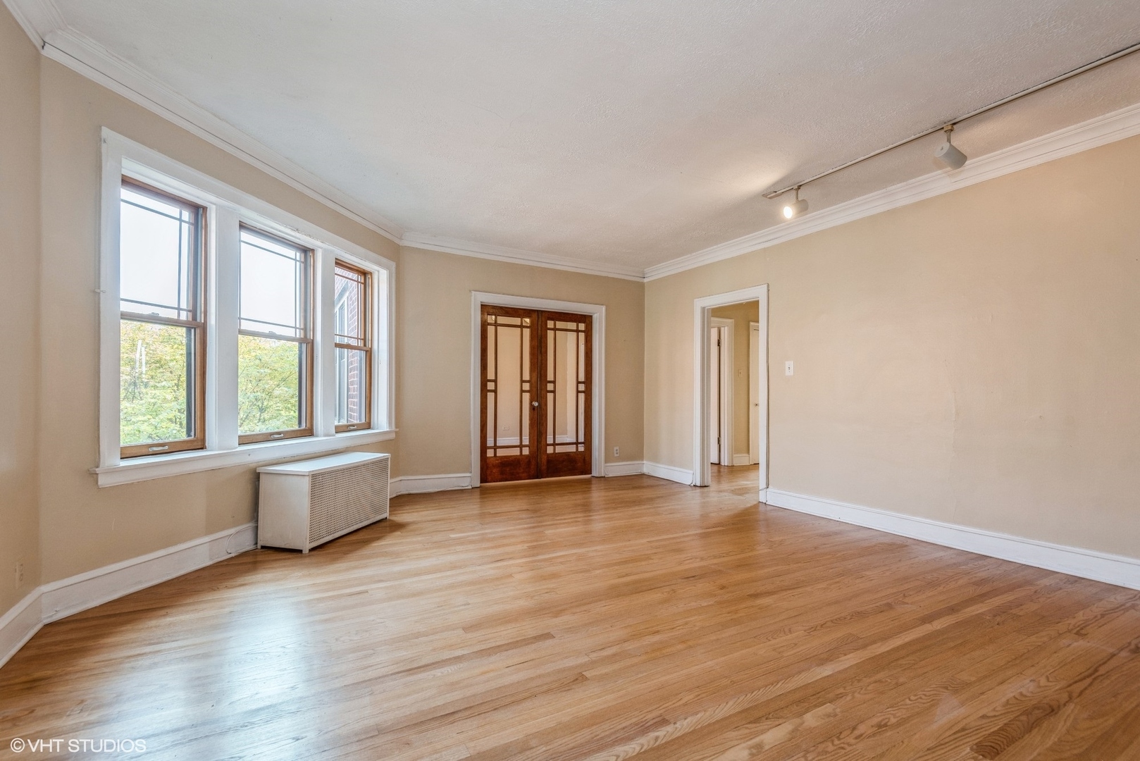 522 Sheridan Road, Unit 3A Evanston, IL 60202 - Photo 4 of 16 a view of an empty room with wooden floor and a window