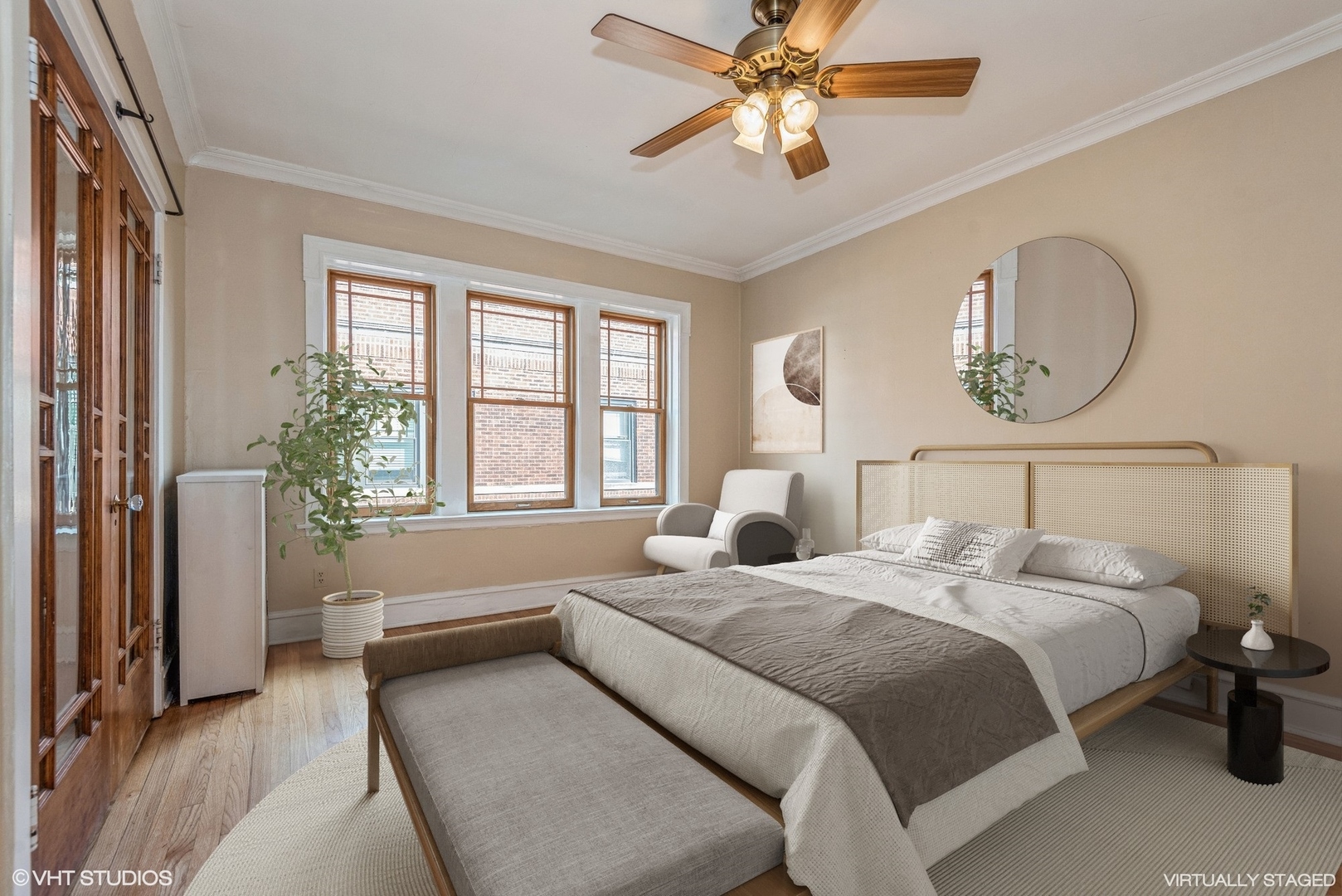 522 Sheridan Road, Unit 3A Evanston, IL 60202 - Photo 8 of 16 a bedroom with a large bed and a window