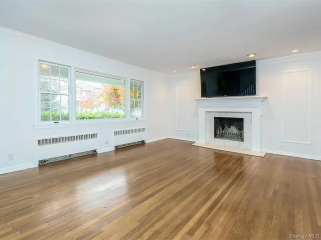 $6,900 | 41 South 4th Street, Locust Valley, NY 11560