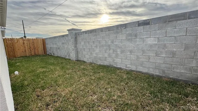 a view of a backyard