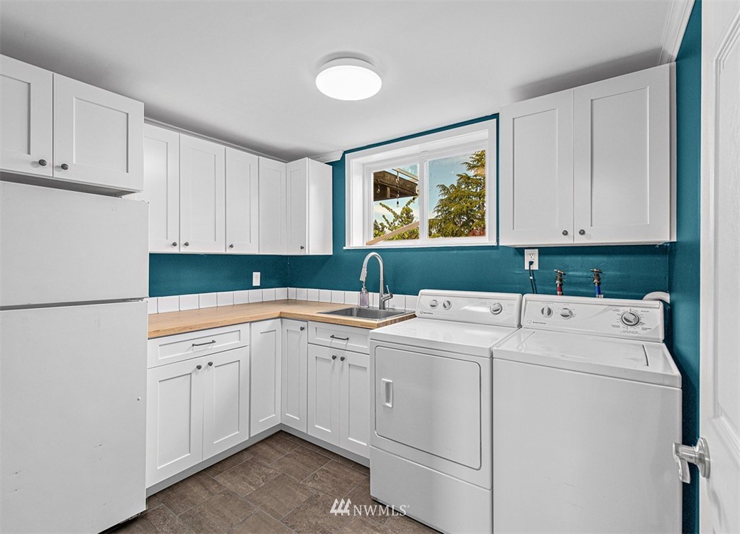 30002 2nd Avenue Southwest Federal Way, WA 98023 - Photo 22 of 34 a kitchen with sink cabinets and clock