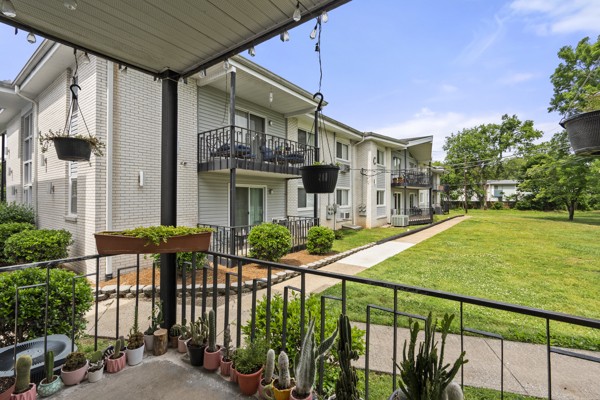 613 Hillsboro Road, Unit B17 Franklin, TN 37064 - Photo 1 of 27 a front view of a house with a yard