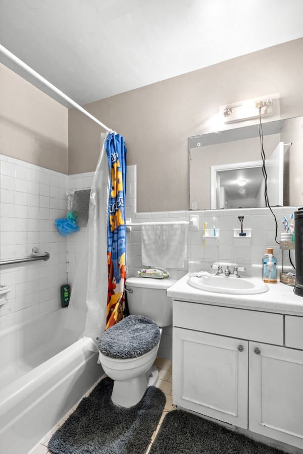 613 Hillsboro Road, Unit B17 Franklin, TN 37064 - Photo 12 of 27 a bathroom with a sink toilet and bathtub