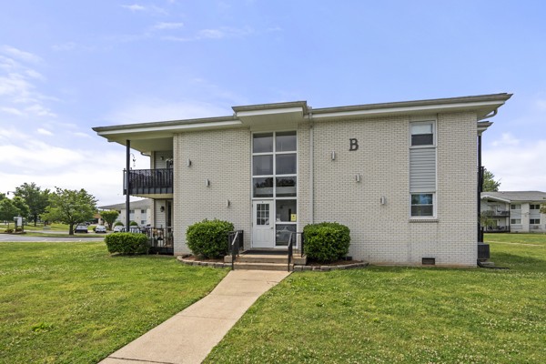 613 Hillsboro Road, Unit B17 Franklin, TN 37064 - Photo 17 of 27 a front view of a house with garden