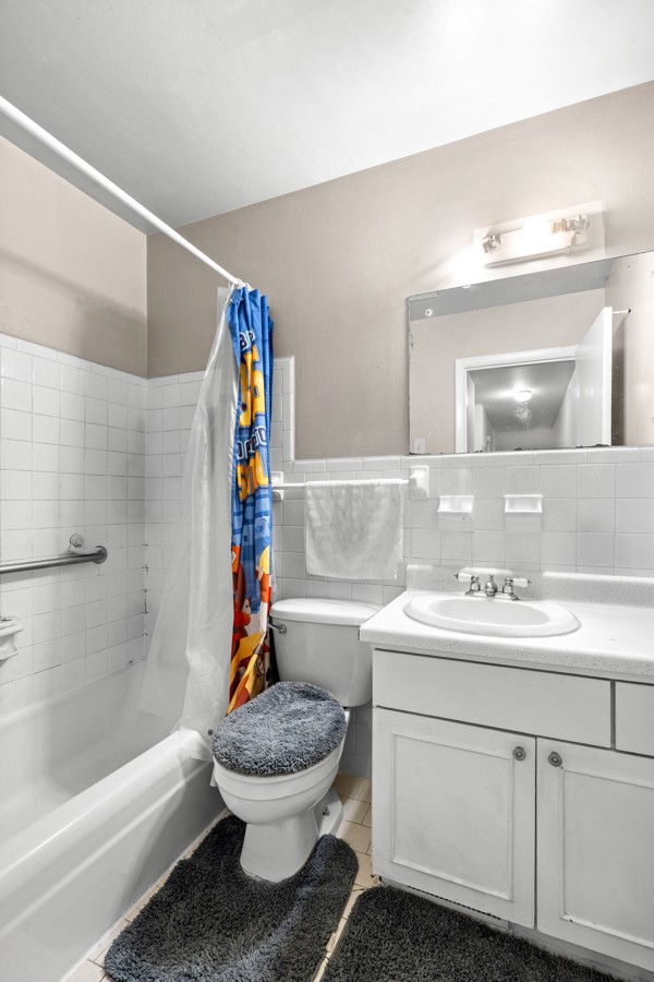 613 Hillsboro Road, Unit B17 Franklin, TN 37064 - Photo 21 of 27 a bathroom with a sink toilet and bathtub