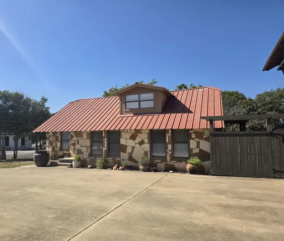 $1,200 | 108 F Street, Kerrville, TX 78028