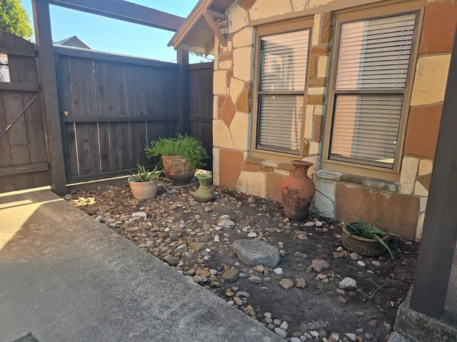 $1,200 | 108 F Street, Kerrville, TX 78028