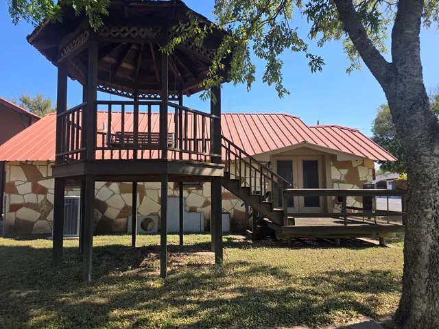 $1,200 | 108 F Street, Kerrville, TX 78028