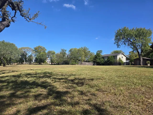 $1,200 | 108 F Street, Kerrville, TX 78028