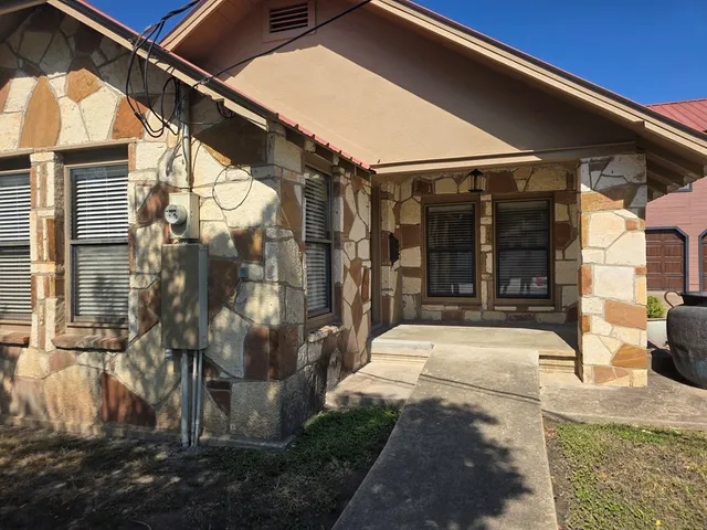 $1,200 | 108 F Street, Kerrville, TX 78028