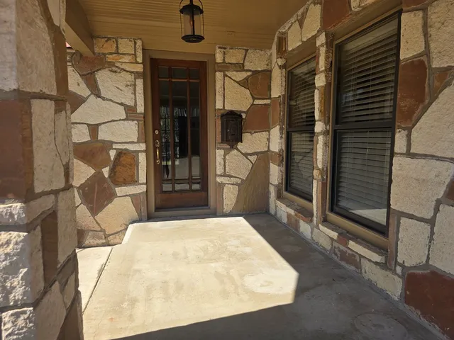 $1,200 | 108 F Street, Kerrville, TX 78028