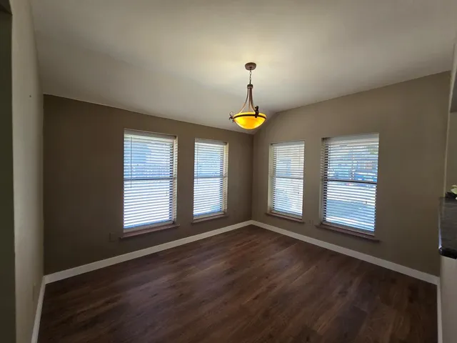 $1,200 | 108 F Street, Kerrville, TX 78028