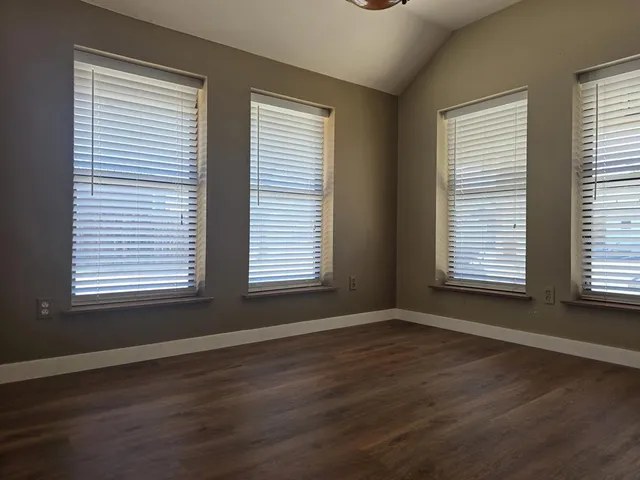 $1,200 | 108 F Street, Kerrville, TX 78028