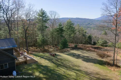 a view of a houses with yard