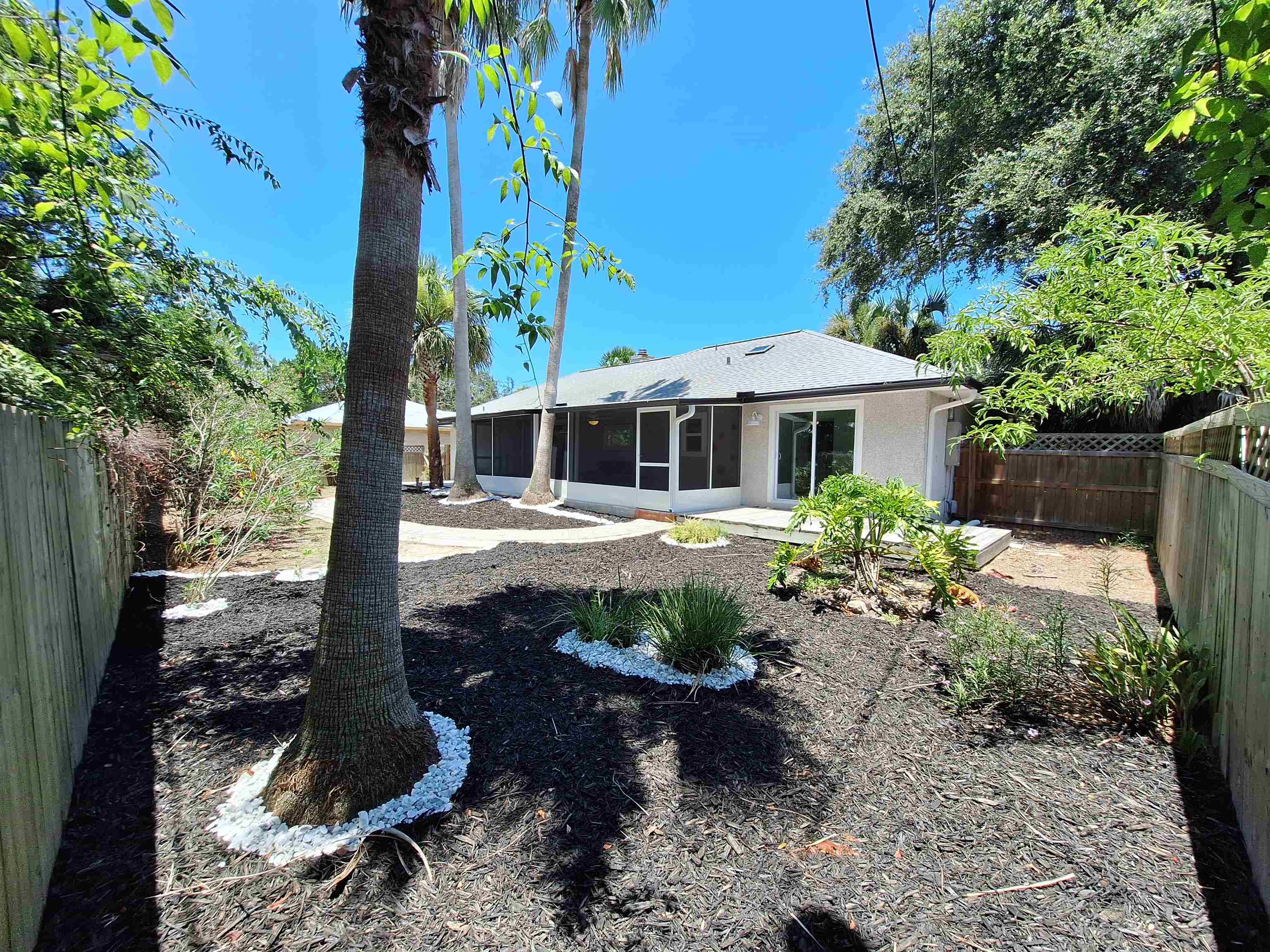 129 15th Street St. Augustine, FL 32080 - Photo 4 of 61 a front view of a house with garden