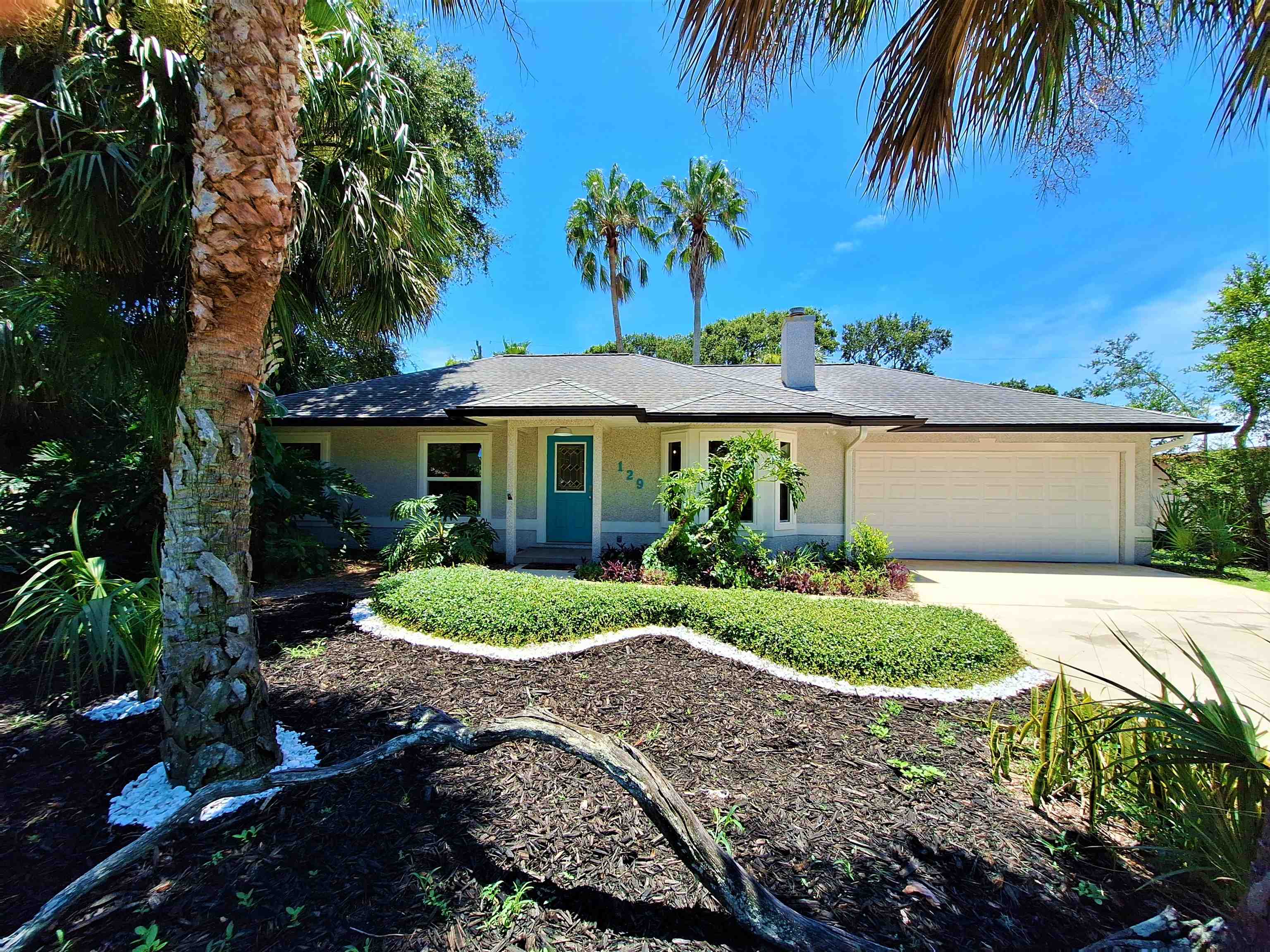 129 15th Street St. Augustine, FL 32080 - Photo 6 of 61 a front view of a house with garden
