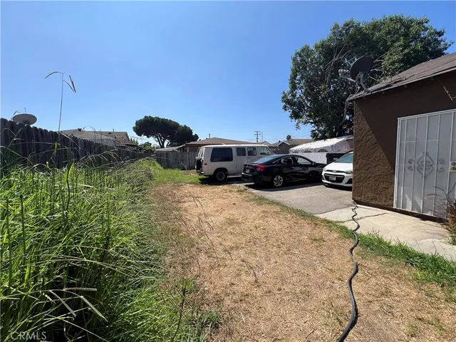 a view of a yard in front of a house