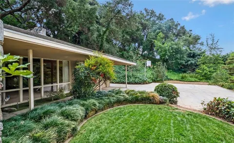 a view of a back yard