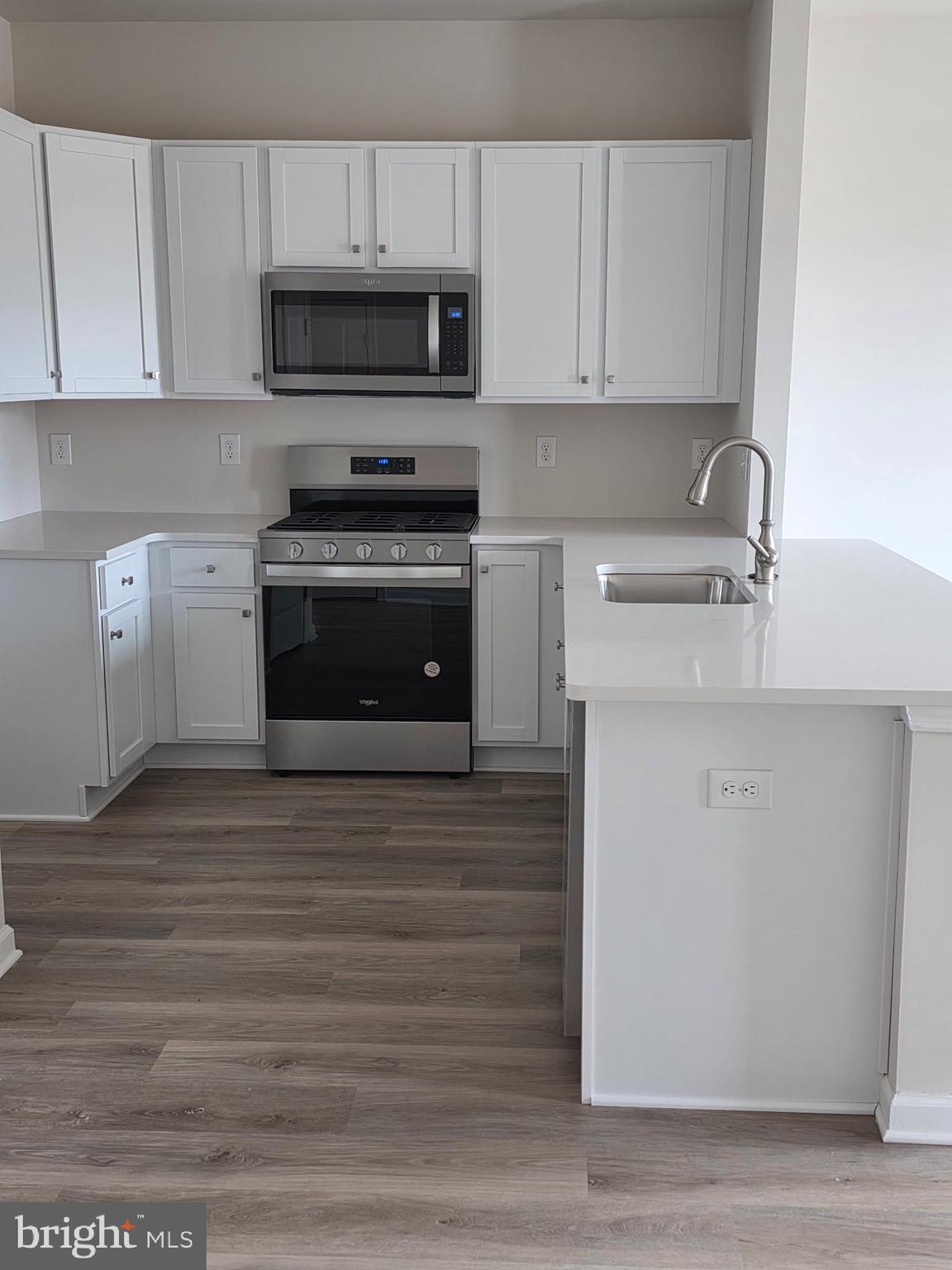 57 Alexander Way Westampton, NJ 08060 - Photo 4 of 27 a kitchen with a stove and a microwave