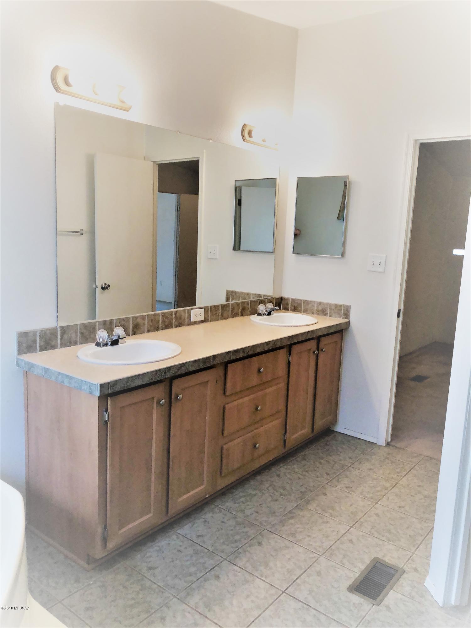 9415 Ghost Ranch Road Marana, AZ 85653 - Photo 10 of 13 Master Bath