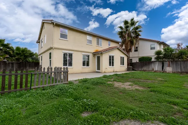 a view of a house with backyard and garden