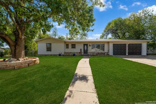 a view of house with a yard