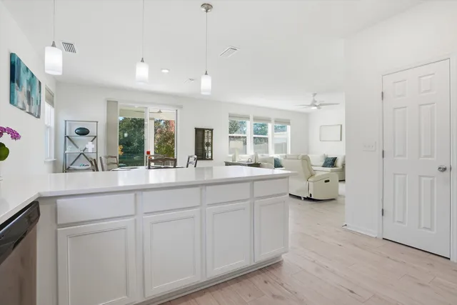 a picture of a room with a floor plan