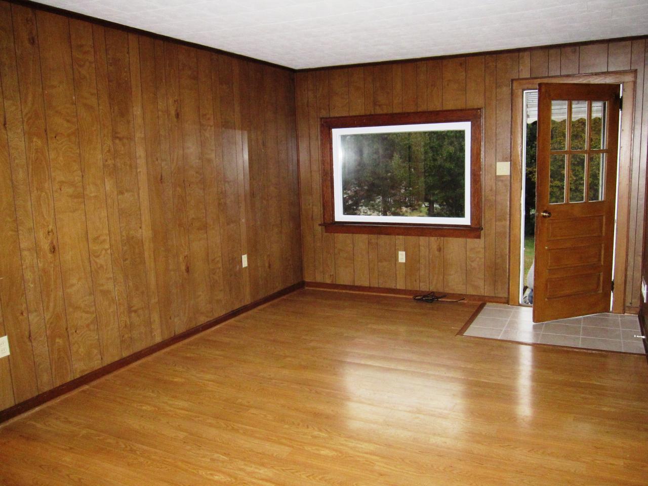 2308 East Ruritan Road Roanoke, VA 24012 - Photo 2 of 15 Living Room