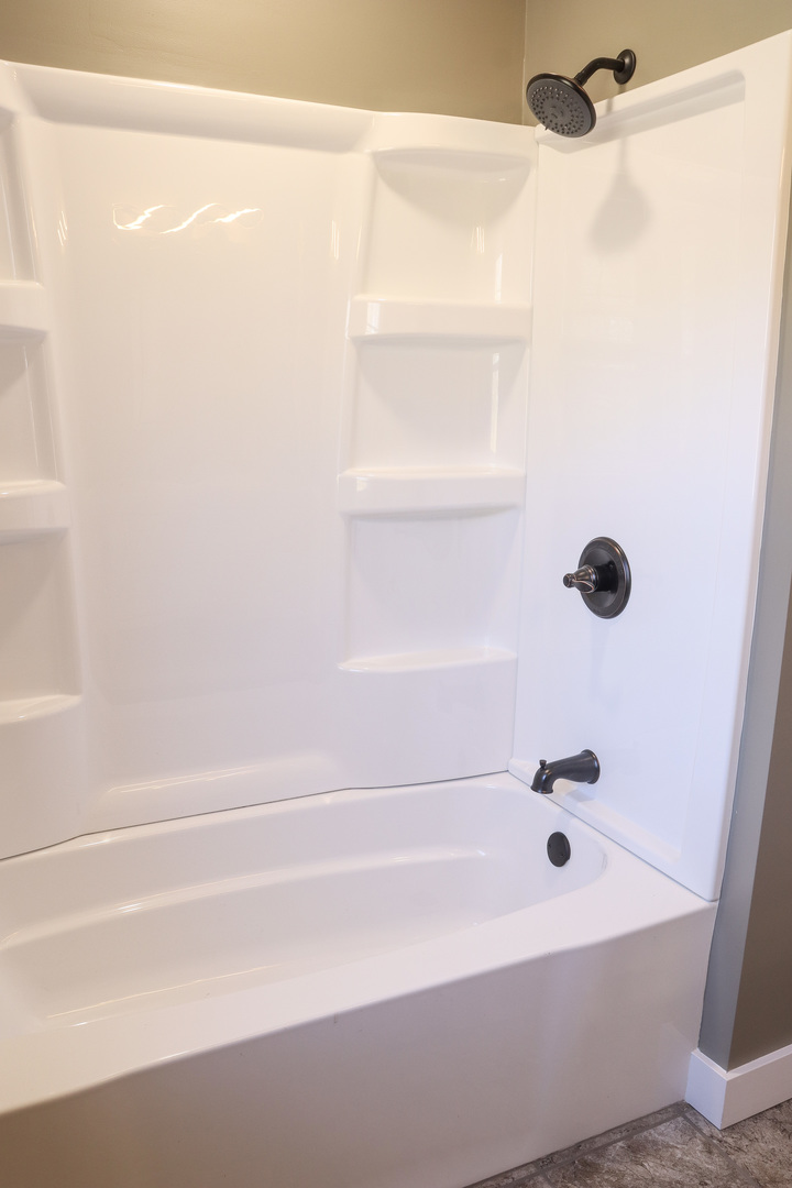 15875 Timberlane Morrison, IL 61270 - Photo 18 of 33 a bathroom with a bathtub