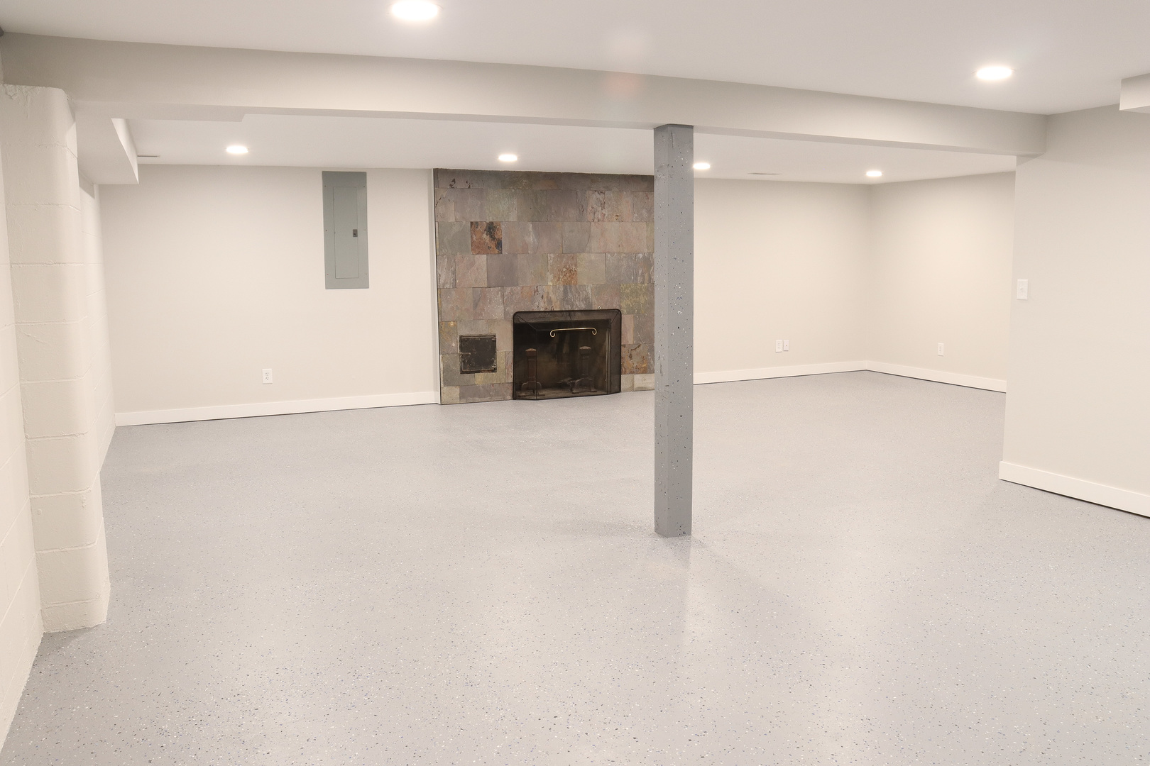 15875 Timberlane Morrison, IL 61270 - Photo 25 of 33 a view of an empty room with a kitchen