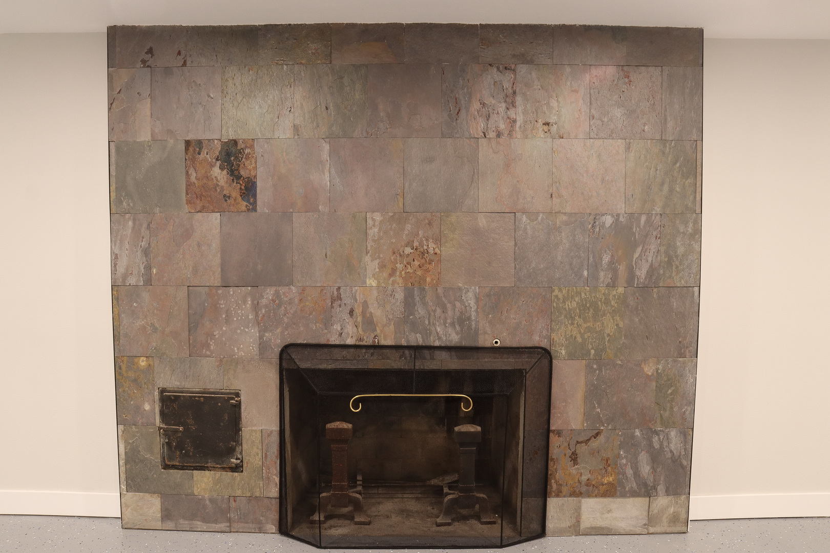 15875 Timberlane Morrison, IL 61270 - Photo 26 of 33 a hallway with a mirror