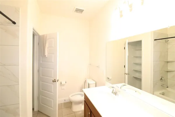 a en suite bathroom with a sink and a mirror
