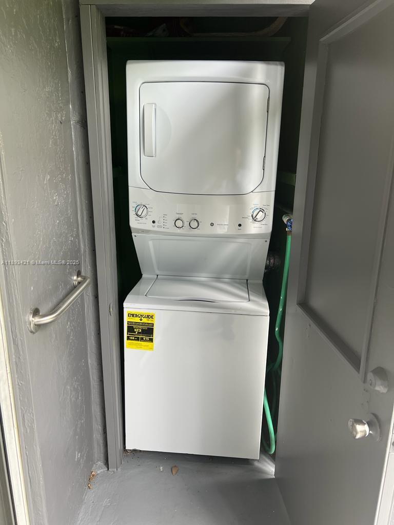 2670 West 76th Street, Unit 101 Hialeah, FL 33016 - Photo 28 of 35 a utility room with dryer and washer