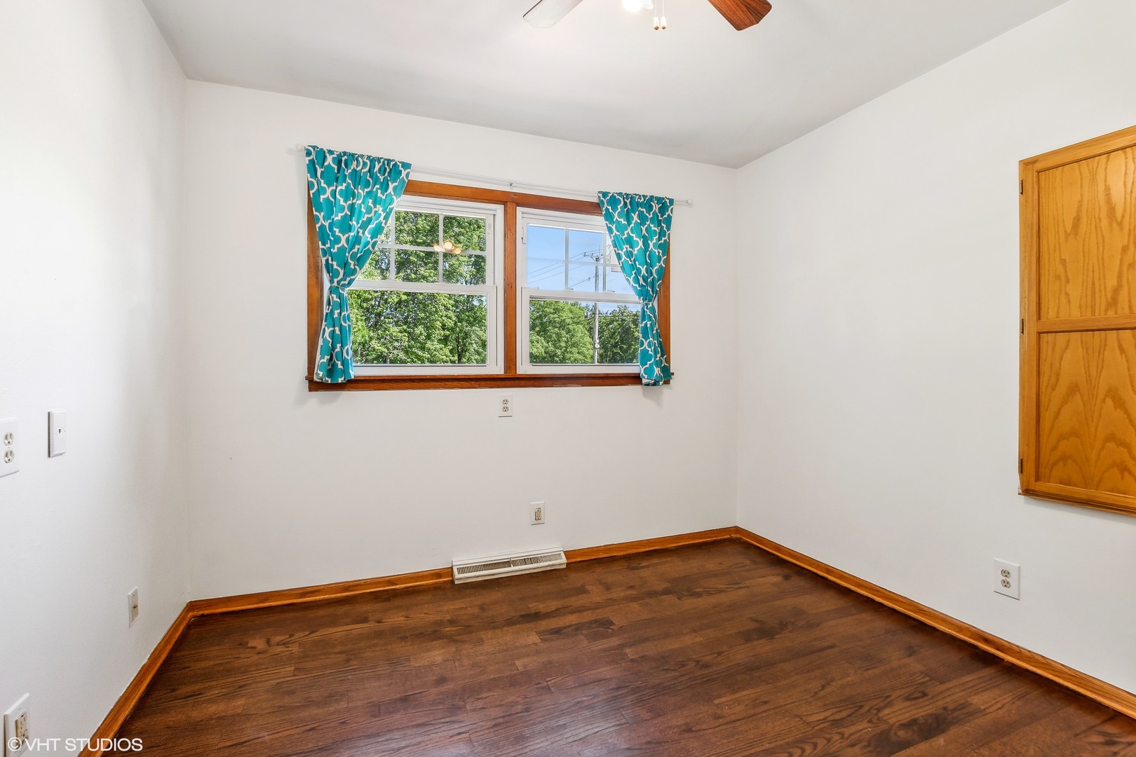 304 Hillside Road New Lenox, IL 60451 - Photo 9 of 16 an empty room with a window