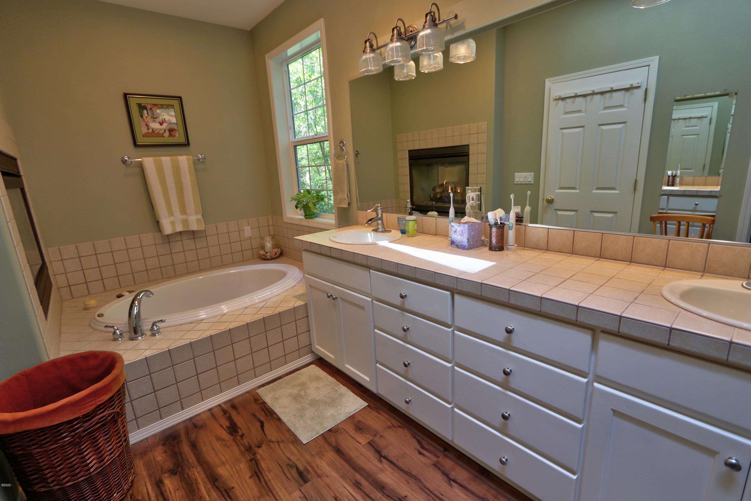 60 Gull Station Depoe Bay, OR 97341 - Photo 20 of 36 Master Bath