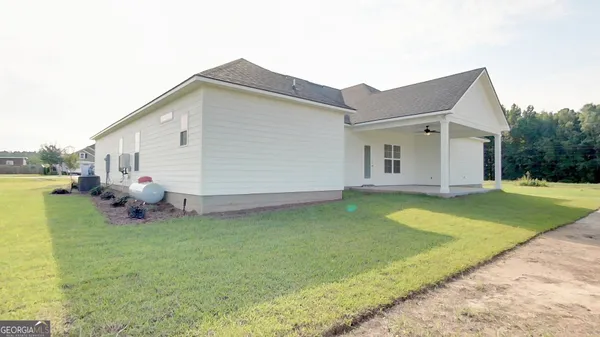 a view of a house with backyard