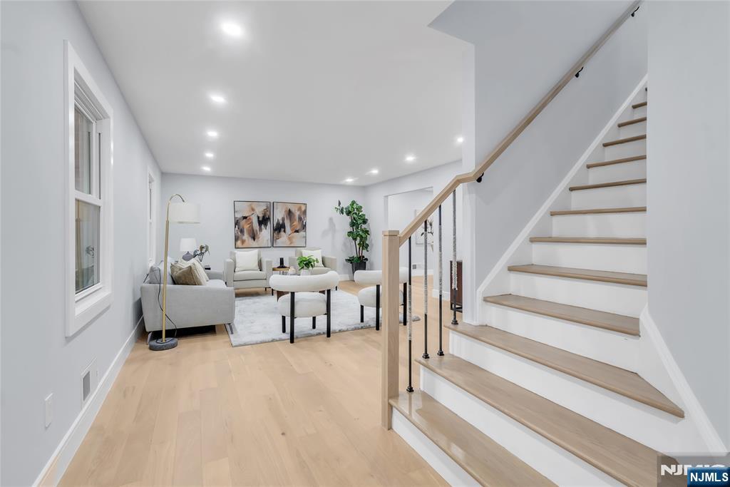 76 Point View Parkway Wayne, NJ 07470 - Photo 2 of 44