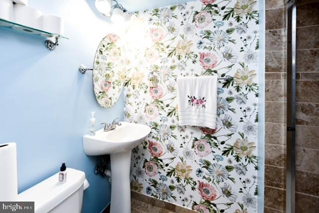 120 Old Enterprise Road, Unit 115 Upper Marlboro, MD 20774 - Photo 35 of 43 a bathroom with a sink toilet and shower