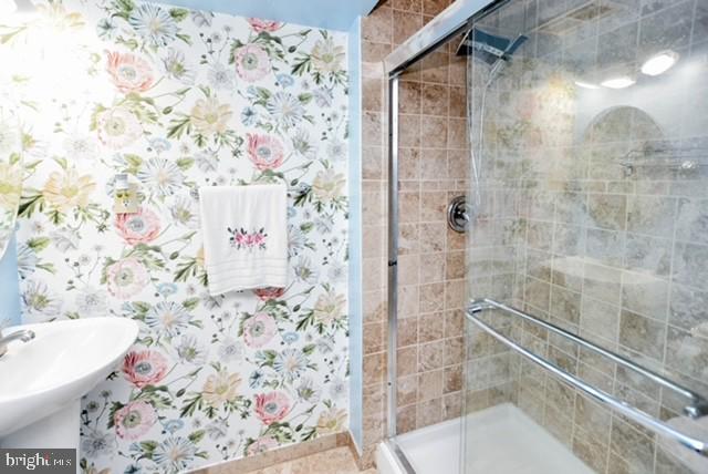 120 Old Enterprise Road, Unit 115 Upper Marlboro, MD 20774 - Photo 36 of 43 a bathroom with a bathtub and shower