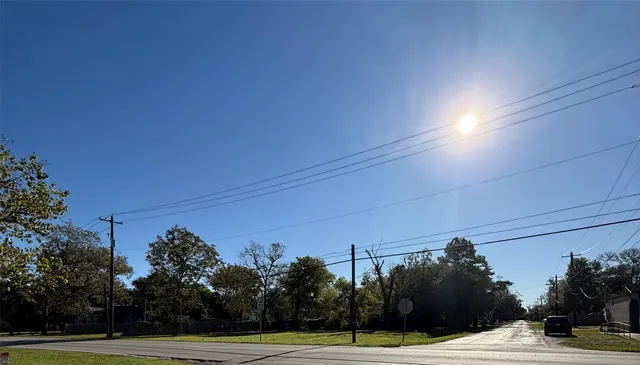 a view of road with yard