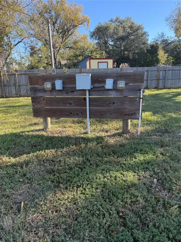 a view of a back yard