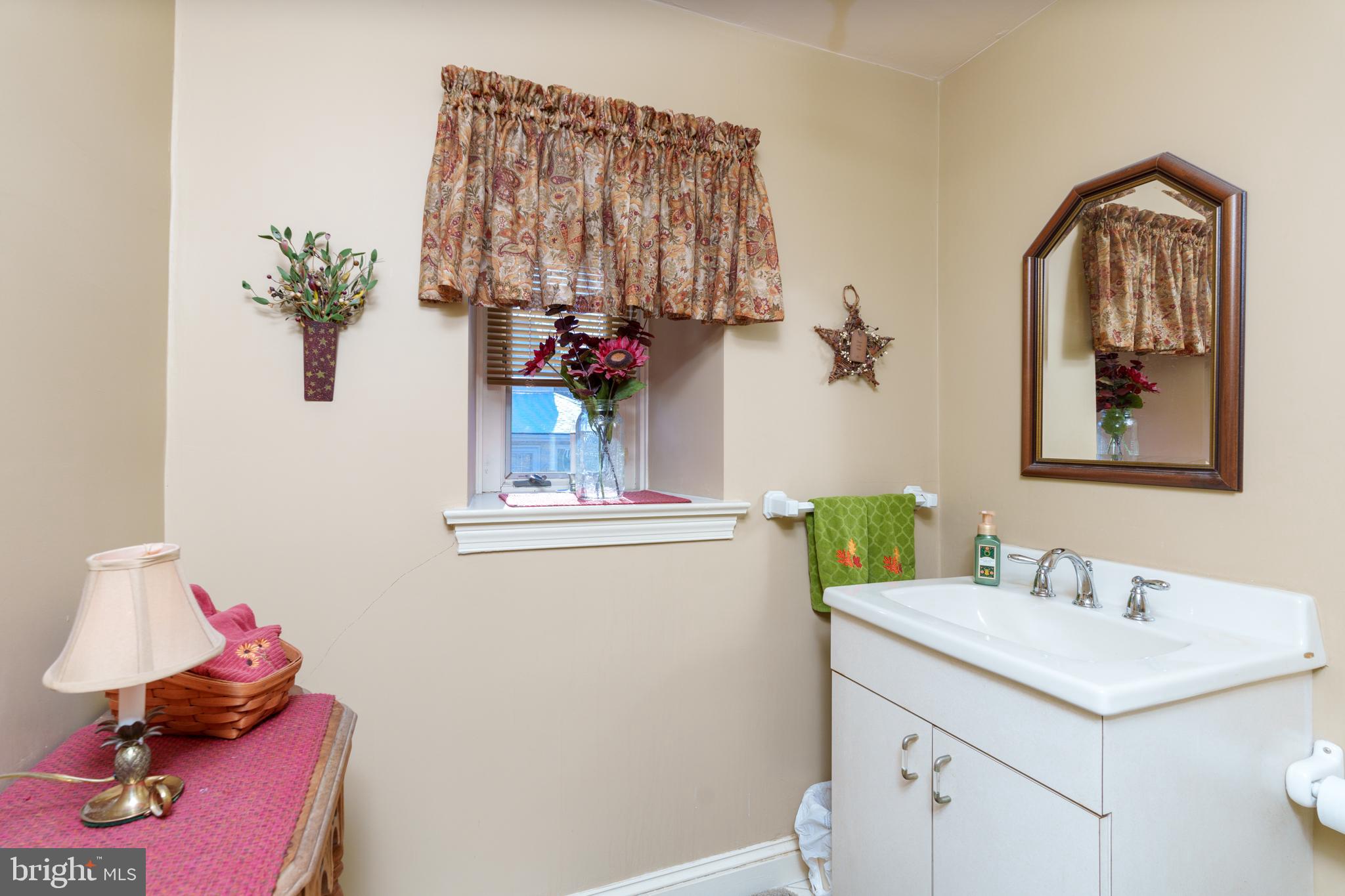 520 Eaton Road Drexel Hill, PA 19026 - Photo 15 of 29 1st Floor Powder Room