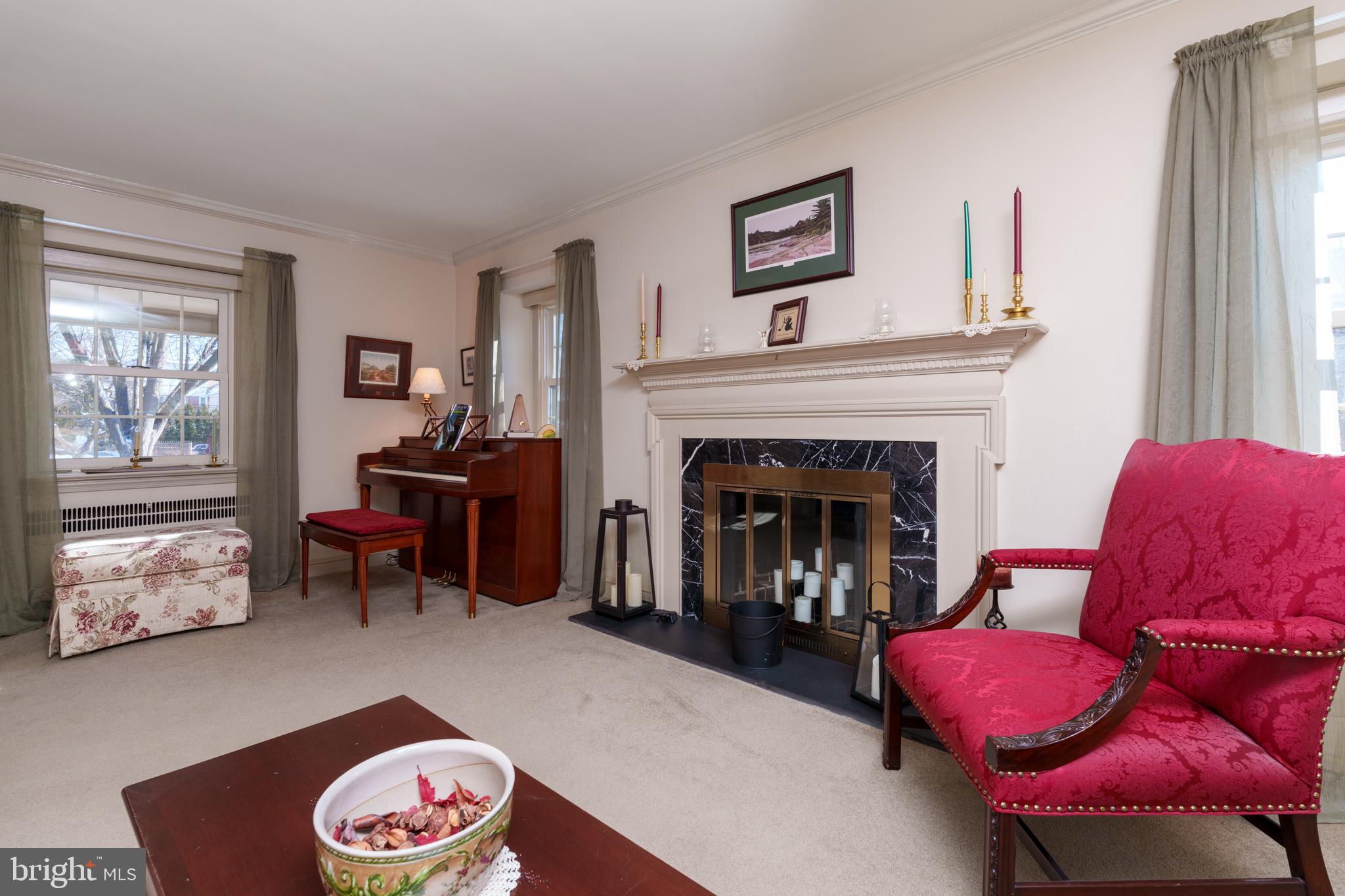 520 Eaton Road Drexel Hill, PA 19026 - Photo 10 of 29 Living Room