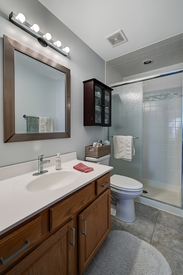 1934 Manning Road Darien, IL 60561 - Photo 11 of 14 a bathroom with a toilet sink and mirror