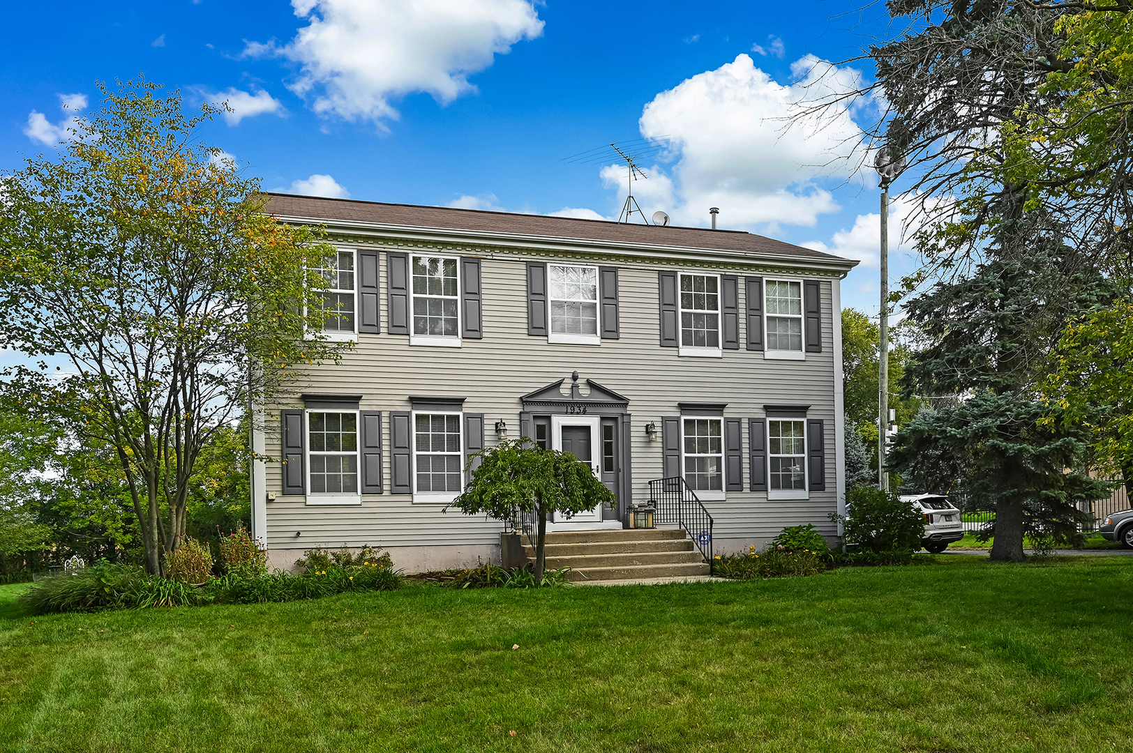 1934 Manning Road Darien, IL 60561 - Photo 2 of 14 a front view of a house with a garden