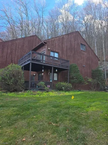 a view of a house with backyard and garden