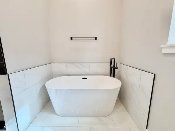 $2,650 | 2239 Carrollton Avenue, Indianapolis, IN 46205